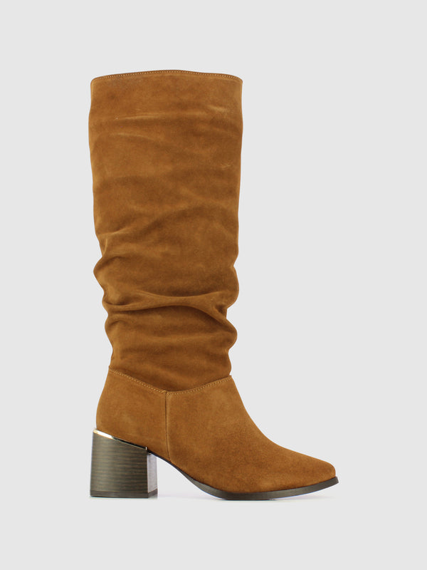 Botas com Ponta Redonda em Camurça Camel